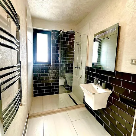 B2 Boutique * Năvodari